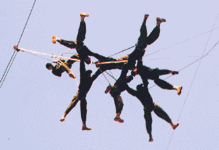 تشكيل من سرية الشهيد هادي نصرالله يؤدي عرضا قتاليا في سماء الاحتفال