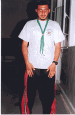 يؤدي الصلاة في احد المخيمات الكشفية