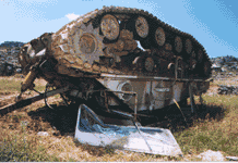 مدرعة دمرتها المقاومة عند مفرق بلدة كفرحونة خلال انسحاب العملاء من جزين (01-6-1999)