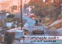 ناقلة الجند التي غنمها المجاهدون في عملية بيت ياحون تدخل المنطقة المحررة (15-5-1999)