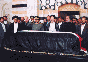 الرئيس خاتمي والوفد المرافق يتلون الفاتحة على ضريح الاسد