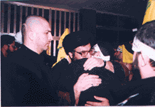 عناق بين السيد نصر الله واحدى الاسرى