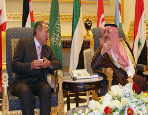 الرئيس لحود من مطار الرياض : القمة مدعوة الى دعم توجهاتنا القومية والتمسك بحق عودة الشعب الفلسطيني