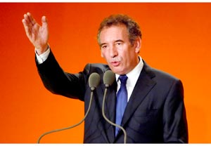 بايرو ترك الخيار لناخبيه للاختيار بين ساركوزي ورويال في الجولة الثانية واعلن عن تأسيس "الحزب الديمقراطي"