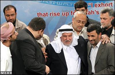 أحمدي نجاد تعليقاً على التهديدات : الاسد يجلس مستريحاً فلا تلعبوا بذيله