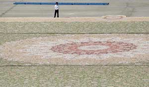 أكبر سجادة في العالم من طهران إلى مسجد في أبو ظبي