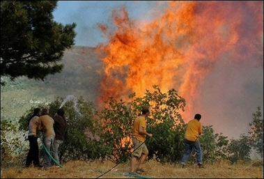 اليونان: مكافأة مالية لاعتقال المتسببين في الحرائق