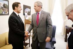 طامحة للعب دور في الشرق الأوسط : فرنسا تتمسك بقشة بوش الغارق في العراق