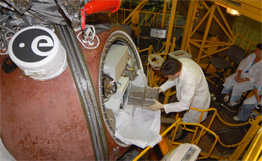 كبسولة مع نتائج تجارب تهبط من الفضاء بواسطة حبل