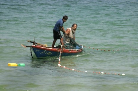 صيادون على خط النار يبحثون عن رزقهم