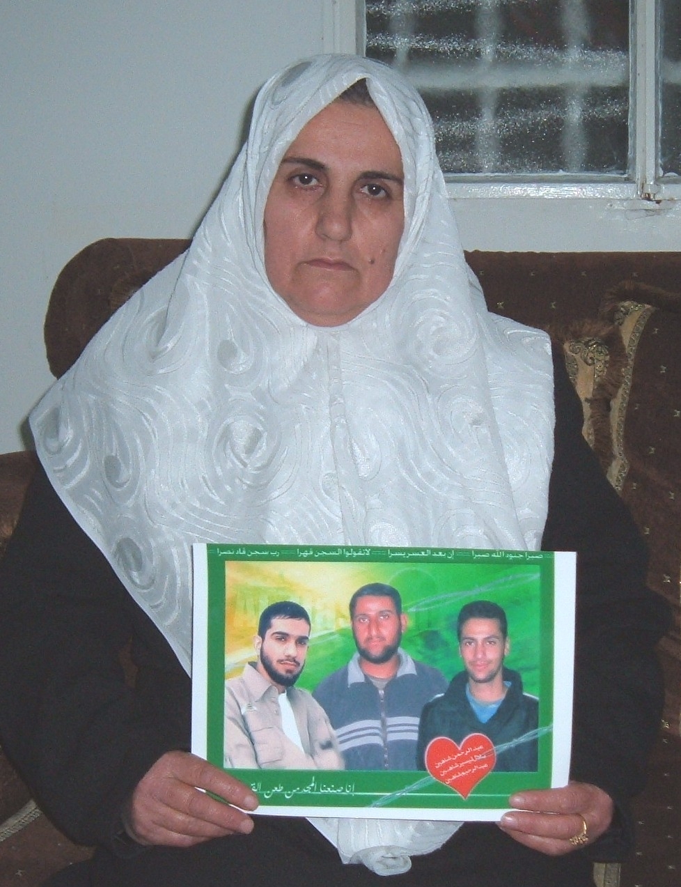 أم بلال...والدة لأسرى ثلاثة تتذكرهم بحزن وألم عند كل فطور وسحور