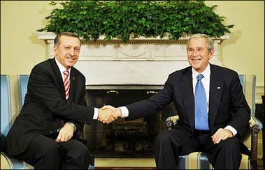 بعد لقاء أردوغان ـ بوش في البيت الأبيض: واشنطن تعطي الضوء الأصفر لعملية عسكرية محدودة في شمال العراق