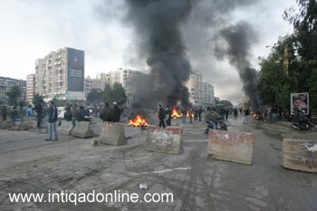 بدء الاضراب العام في لبنان : الطرقات في لبنان مقطوعة وسحابة سوداء تغطي سماء العاصمة بيروت