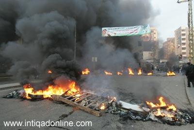 بدء الاضراب العام في لبنان : الطرقات في لبنان مقطوعة وسحابة سوداء تغطي سماء العاصمة بيروت