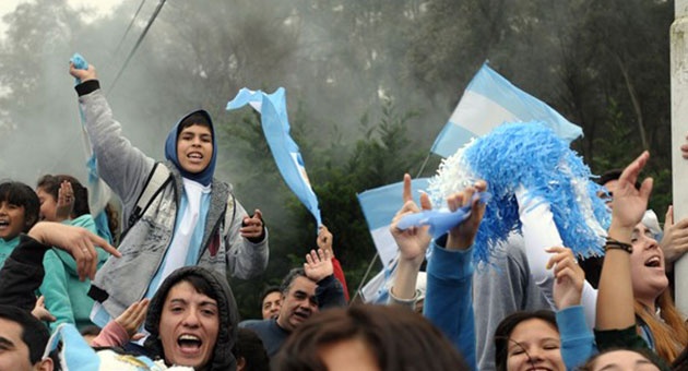 argentin_15_7_630 آلاف الأرجنتينيين في استقبال الأبطال رغم الخسارة
