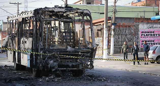 brazil_9_7_5_630 احراق حافلات ونهب متجر عقب خسارة البرازيل