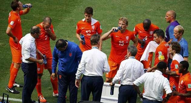 اعتمد الوقت المستقطع لاول مرة في تاريخ كأس العالم خلال مباراة هولندا والمكسيك مونديال 2014: وقت مستقطع للتبريد ام التكتيك؟