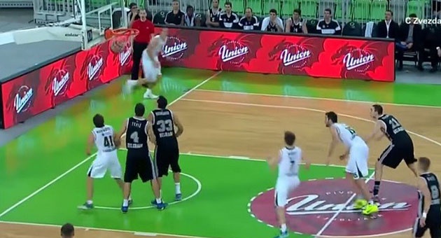 basketball_22_10_630 بالفيديو : هكذا سجل ماخكوفيتش نقطتين من خلف السلة