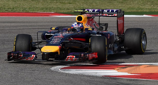 vettel_3_11_630 هاميلتون على بُعد خطوة من احراز بطولة العالم للفورمولا-1