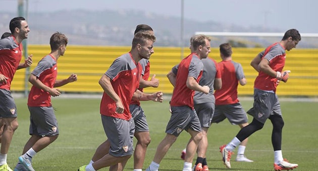 sevilla_10_8_630 كأس السوبر الاوروبية بين برشلونة الاسباني ومواطنه اشبيلية