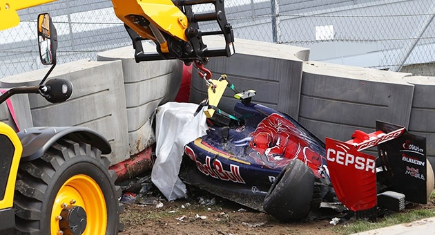 f1_10_10_11_630 بالصور : نقل السائق ساينز الى المستشفى بعد تعرضه لحادث