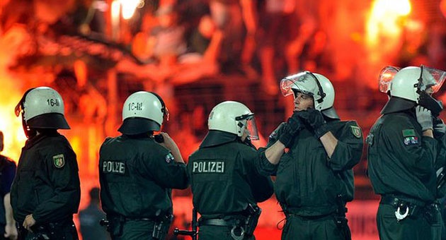 germn_630 اصابة 12 شرطيا في اعمال شغب بين انصار شتوتغارت وهرتا برلينا