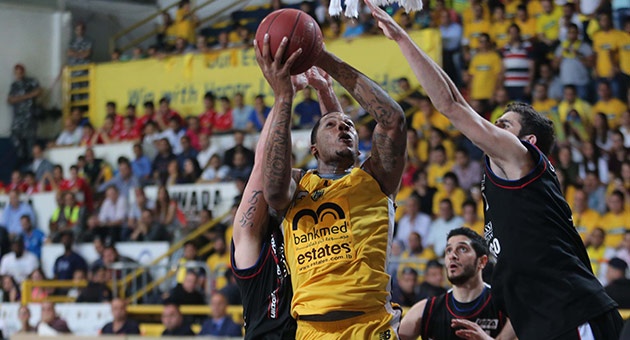 riyadi_20_630 يو بي أي يقلص الفارق مع الرياضي الى 1-3 في نهائي السلة