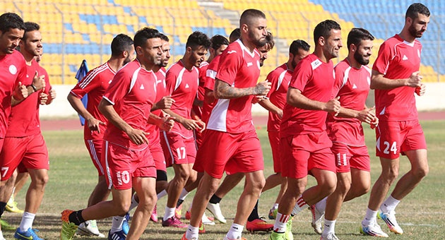 mountakhab_lb_29_2_630 لاعبون من منتخب لبنان يتدرّبون على ملعب بيروت البلدي