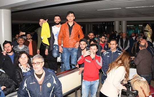 بالصور..كيف استقبل المشجعون بعثة نادي العهد في مطار بيروت؟