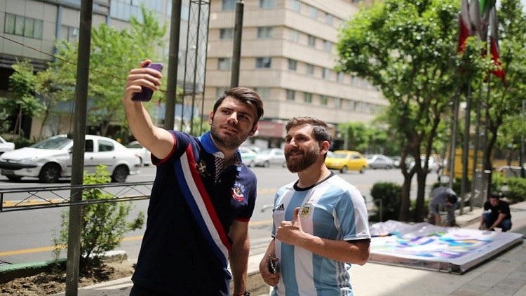 صور لا تصدق.. ميسي في شوارع طهران!