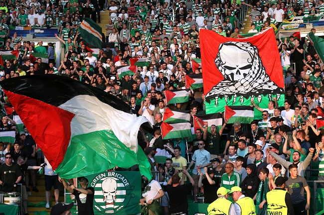 بالصور.. رافعو علم فلسطين يفوزون بجائزة أفضل جمهور في العالم