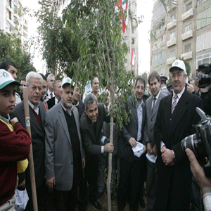 الضاحية الجنوبية لبيروت تكتسي لونها الأخضر الجديد