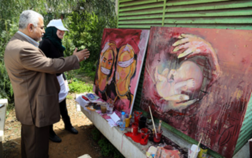 مرسم فني أمام المستشارية الثقافية الإيرانية