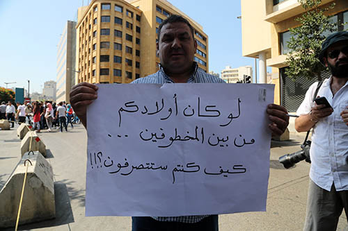 اعتصام اهالي العسكريين المخطوفين امام السراي 