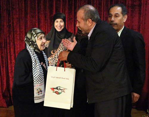 (الصداقة الفلسطينية الإيرانية) تكرّم أمهات الشهداء