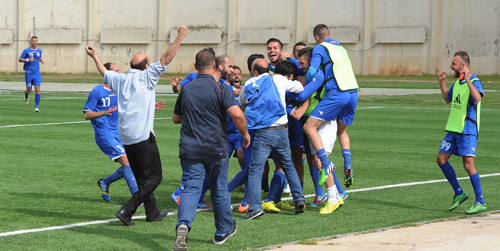 احتفالات الراسينغ بعد الفوز على الاخاء 2-0