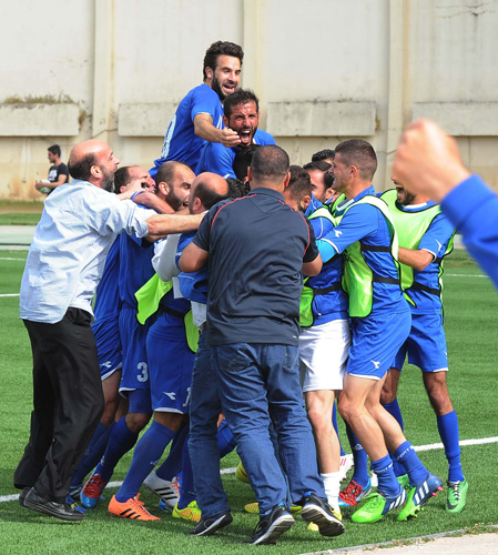 احتفالات الراسينغ بعد الفوز على الاخاء 2-0
