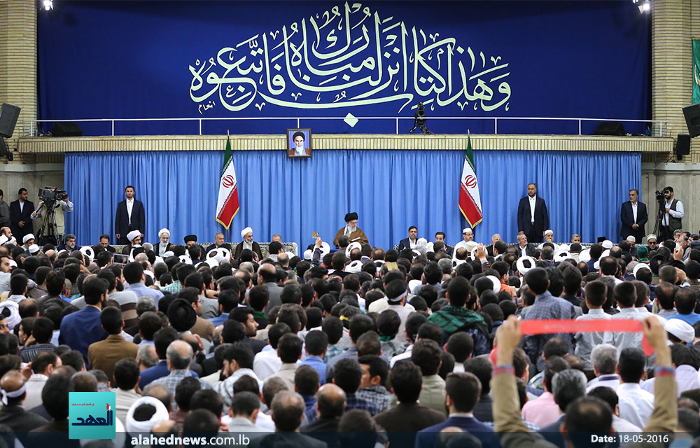 الإمام الخامنئي خلال استقباله الفائزين والمشاركين في مسابقات طهران الدولية الـ33 لحفظ وتلاوة القرآن الكريم