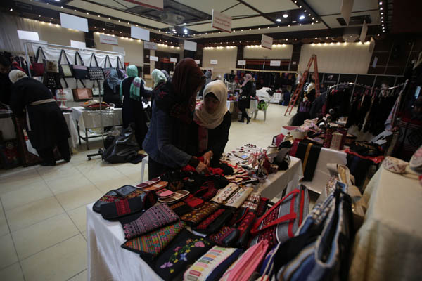 (منتجات نسائنا) .. معرض المرأة الفلسطينية