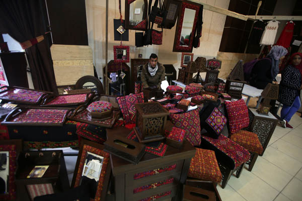 (منتجات نسائنا) .. معرض المرأة الفلسطينية