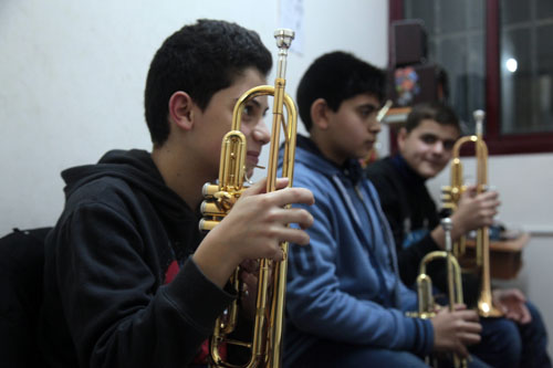 موقع العهد يزور مدرسة الموسيقى الوحيدة في غزة