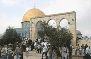 خاص الانتقاد.نت: في جمعة رمضان الأولى..الاحتلال يمنع آلاف المصلين الفلسطينيين من الوصول إلى الأقصى