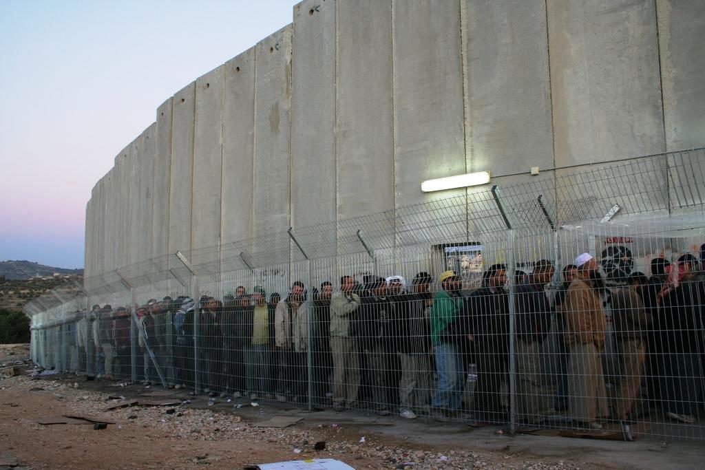 الاحتلال يعتقل 670 عاملا فلسطينيا في الداخل و13 مواطنا في الضفة