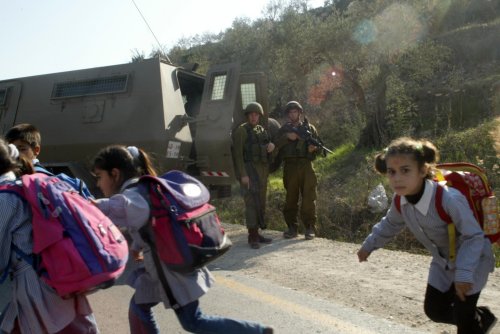 خاص الانتقاد.نت: الاحتلال يهاجم مدرسة ويصيب خمسين طالبة فلسطينية في نعلين