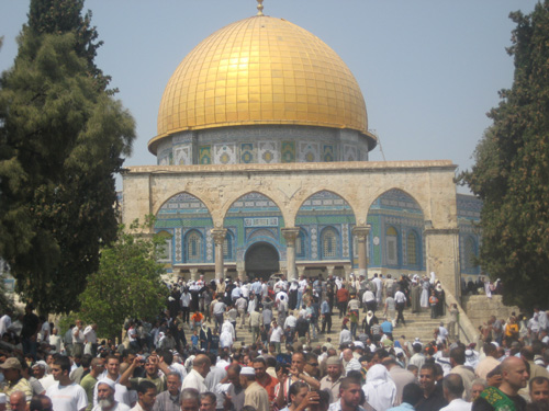 رغم الحواجز والمنع..عشرات آلاف الفلسطينيين يزحفون للصلاة في الأقصى