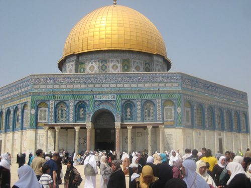 رغم الإجراءات المشددة...أكثر من 150 ألف فلسطيني أدوا الصلاة في الأقصى