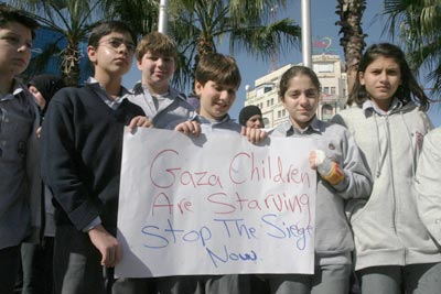 اعتصام في رام الله للمطالبة بإنقاذ آلاف المرضى والأطفال في غزة