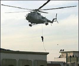 القوات الهندية تحرر سبع رهائن في مومباي وتواصل المعارك مع المسلحين