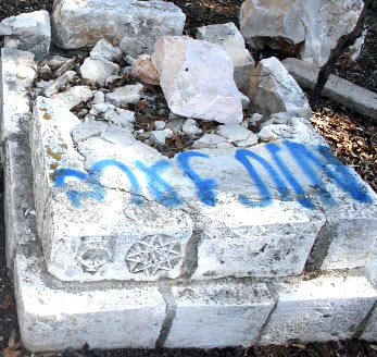 نابلس بعد غزة: اعتداءات واسعة للمستوطنين وشعارات مسيئة للاسلام والنبي على المساجد 