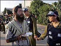 مستوطنون يطعنون شاباً فلسطينياً في القدس المحتلة